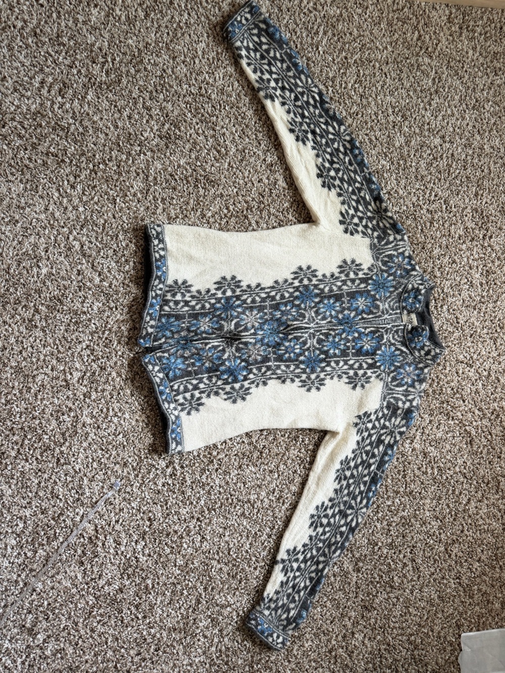 Intiwara Zip Cardigan with Blue & Gray Snowflake Pattern